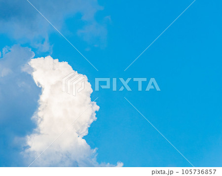 ダイナミックな美しい青空と雲 105736857