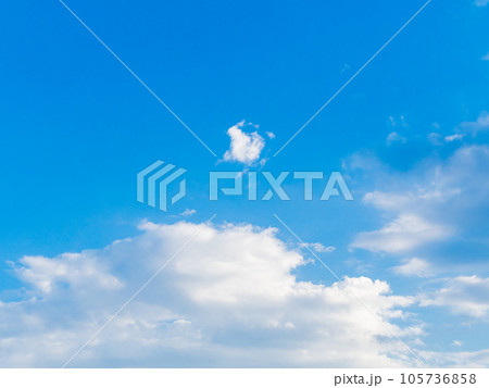 ダイナミックな美しい青空と雲 ダイナミックな美しい青空と雲 105736858