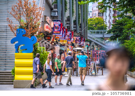 日本の東京都市景観 夏祭りののぼりが登場。残暑厳しいが…外国人らで賑わう渋谷駅前の渋谷横丁＝8月9日 105736981