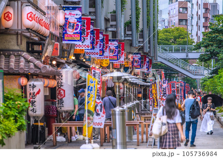 日本の東京都市景観 夏祭りののぼりが登場。残暑厳しいが…外国人らで賑わう渋谷駅前の渋谷横丁＝8月9日 105736984