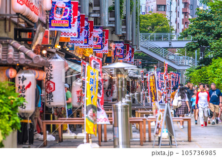 日本の東京都市景観 夏祭りののぼりが登場。残暑厳しいが…外国人らで賑わう渋谷駅前の渋谷横丁=8月9日 日本の東京都市景観 夏祭りののぼりが登場。残暑厳しいが…外国人らで賑わう渋谷駅前の渋谷横丁=8月9日 105736985