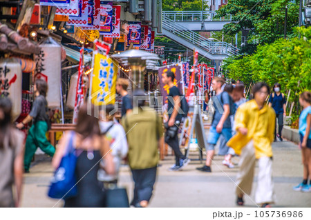日本の東京都市景観 夏祭りののぼりが登場。残暑厳しいが…外国人らで賑わう渋谷駅前の渋谷横丁=8月9日 日本の東京都市景観 夏祭りののぼりが登場。残暑厳しいが…外国人らで賑わう渋谷駅前の渋谷横丁=8月9日 105736986