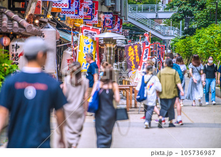 日本の東京都市景観 夏祭りののぼりが登場。残暑厳しいが…外国人らで賑わう渋谷駅前の渋谷横丁＝8月9日 105736987