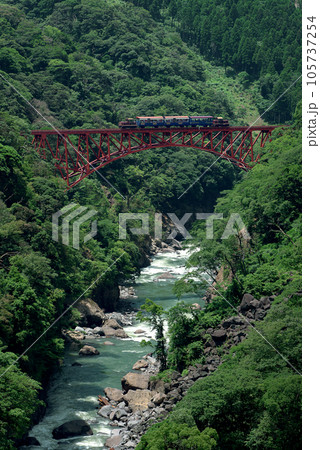 第一白川橋梁を走る南阿蘇鉄道のトロッコ 105737254
