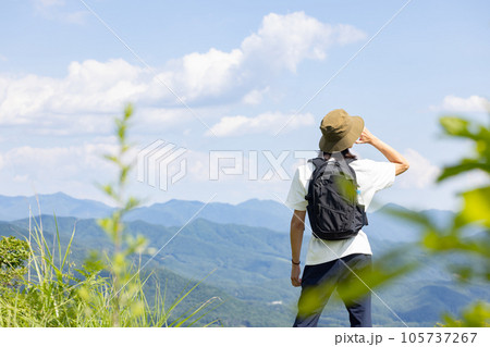 ハイキングを楽しむ男性 105737267