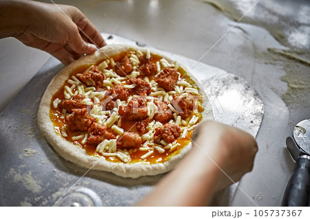 Grilled Chicken Pizza 105737367
