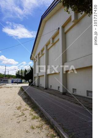 学校の体育館裏 105737430