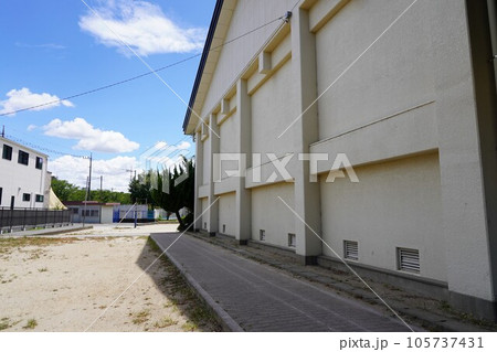学校の体育館裏 105737431