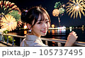 海岸で花火を見る女性 105737495