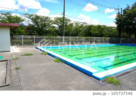 無人の小学校の夏休みのプール 105737546