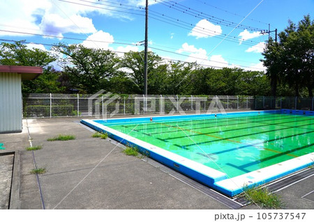 無人の小学校の夏休みのプール 105737547