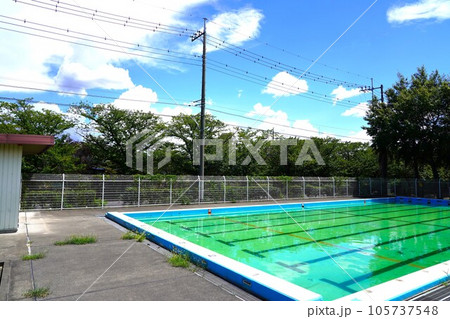 無人の小学校の夏休みのプール 105737548
