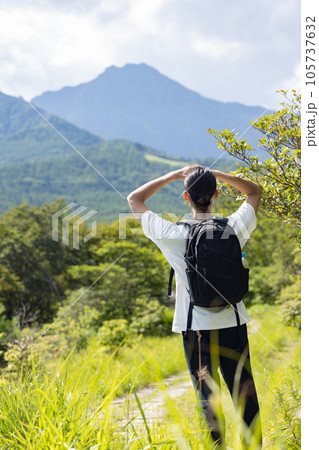 ハイキングを楽しむ男性 105737632