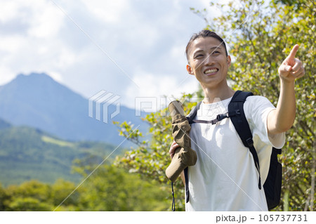 登山を楽しむ若い男性 登山を楽しむ若い男性 105737731