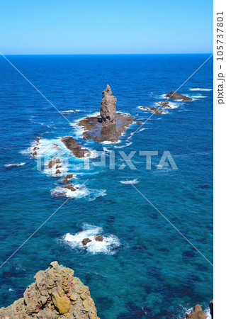 積丹半島・神威岬神威岩 積丹半島・神威岬神威岩 105737801