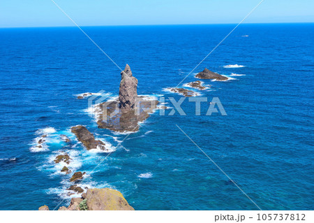積丹半島・神威岬神威岩 積丹半島・神威岬神威岩 105737812