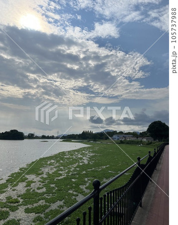 雲から覗く太陽と湖畔 105737988