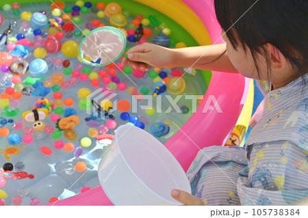 スーパーボールすくいをする浴衣の少女 スーパーボールすくいをする浴衣の少女 105738384