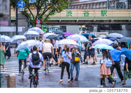 日本の東京都市景観 ゲリラ雷雨…“傘の華”に突撃する自転車。渋谷はマ無し、感染爆発はない＝8月9日 105738770