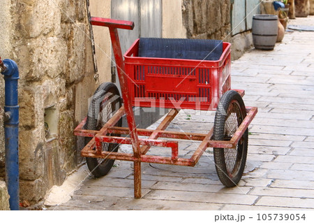 Two-wheeled trolley for the transport of goods. Two-wheeled trolley for the transport of goods. 105739054