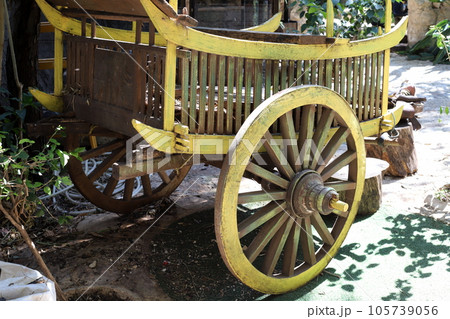 Two-wheeled trolley for the transport of goods. 105739056