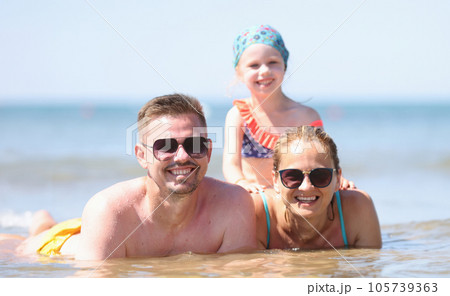 Married couple with child spend time at sea Married couple with child spend time at sea 105739363