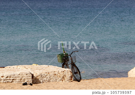 A bicycle is a two-wheeled individual vehicle. 105739397