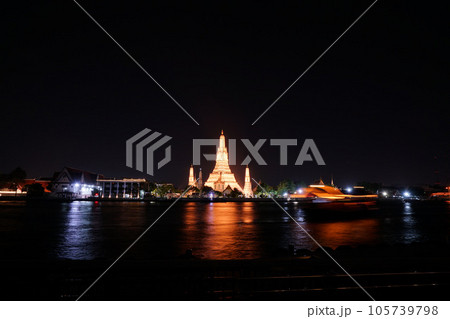 タイ国バンコクの観光名所「ワット・アルン(暁の寺)」とチャオプラヤー川の夜景 タイ国バンコクの観光名所「ワット・アルン(暁の寺)」とチャオプラヤー川の夜景 105739798