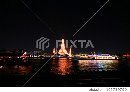 タイ王国バンコクのチャオプラヤー川沿いの寺院「ワット・アルン」と「ワット・カンラヤーナミット」 105739799