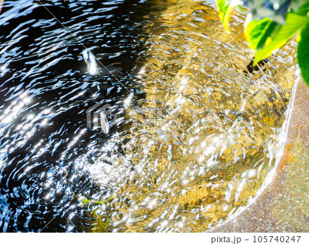 夏の清涼な景色 水鉢に波紋を作る清涼な水滴 背景素材 夏の清涼な景色 水鉢に波紋を作る清涼な水滴 背景素材 105740247