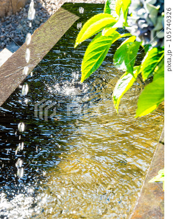 夏の清涼な景色　水鉢に波紋を作る清涼な水滴　背景素材 105740326