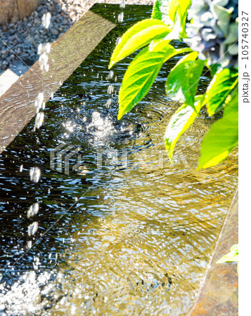 夏の清涼な景色　水鉢に波紋を作る清涼な水滴　背景素材 105740327