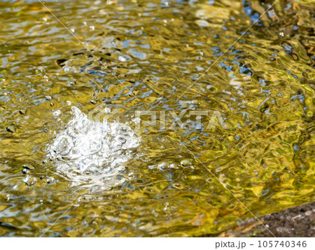夏の清涼な景色　水鉢に波紋を作る清涼な水滴　背景素材 105740346