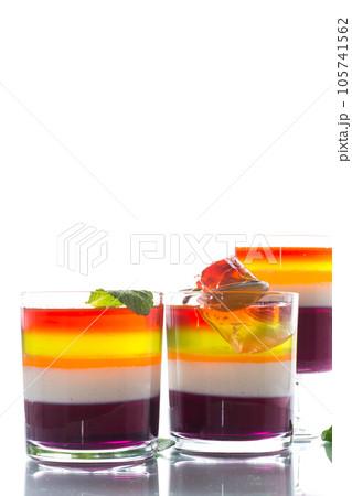 lot of colored sweet fruit jelly in a glass 105741562