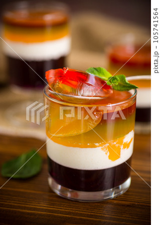 lot of colored sweet fruit jelly in a glass 105741564