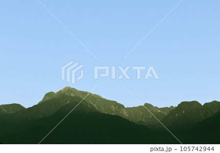 北杜市白州町、明け行く南アルプス甲斐駒ケ岳 105742944