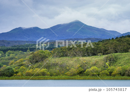 北海道礼文島・久種湖から望む礼文岳 / Lake Kushu, Japan 105743817