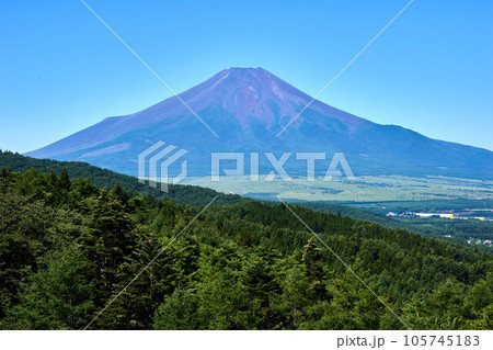 展望テラスから見る夏の富士山　山梨県 105745183