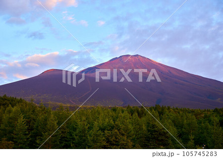 朝日で赤く染まる宝永山と富士山 御殿場口新五合目 静岡県 朝日で赤く染まる宝永山と富士山 御殿場口新五合目 静岡県 105745283