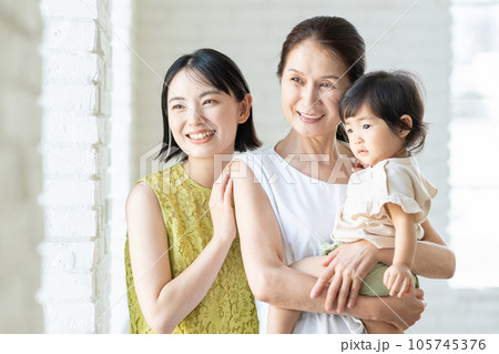 赤ちゃんを抱く三世代の親子 赤ちゃんを抱く三世代の親子 105745376