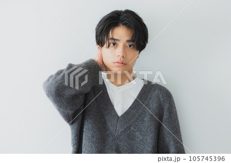 ニットの男性 ニットの男性 105745396