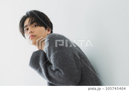 ニットの男性 105745404