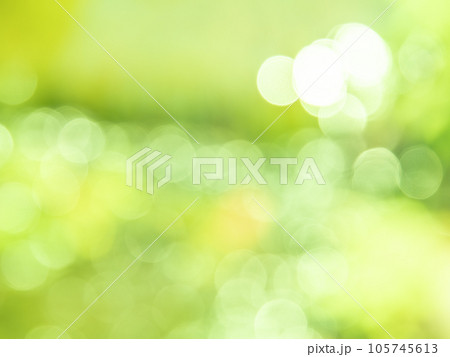 背景素材　水玉模様のリフレクション　グリーン系統 105745613