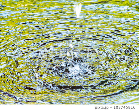 背景素材　夏の清涼な景色　水鉢に波紋を作る清涼な水滴 105745916