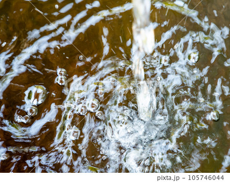 背景素材　夏の清涼な景色　水鉢に波紋を作る清涼な水滴 105746044