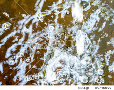 背景素材 夏の清涼な景色 水鉢に波紋を作る清涼な水滴 背景素材 夏の清涼な景色 水鉢に波紋を作る清涼な水滴 105746055