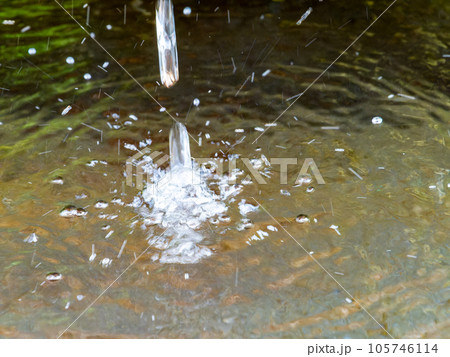 背景素材 夏の清涼な景色 水鉢に波紋を作る清涼な水滴 背景素材 夏の清涼な景色 水鉢に波紋を作る清涼な水滴 105746114