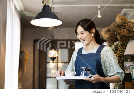 カフェで働く若い女性 カフェで働く若い女性 105746423