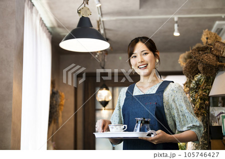 カフェで働く若い女性 105746427