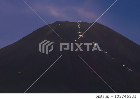 ご来光を見るために夜通しで富士山頂を目指す登山者たちの光跡 ご来光を見るために夜通しで富士山頂を目指す登山者たちの光跡 105746533